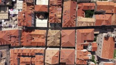 Dubrovnik 'in eski kasabası. Hırvatistan 'ın tarihi Dubrovnik kentinin hava manzarası. Akdeniz 'in ünlü turistik merkezi. Yaz. Adriyatik Denizi kıyısındaki eski liman.