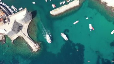 Dubrovnik 'in eski kasabası. Hırvatistan 'ın tarihi Dubrovnik kentinin hava manzarası. Akdeniz 'in ünlü turistik merkezi. Yaz. Adriyatik Denizi kıyısındaki eski liman.