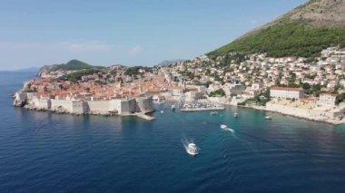 Dubrovnik 'in eski kasabası. Hırvatistan 'ın tarihi Dubrovnik kentinin hava manzarası. Akdeniz 'in ünlü turistik merkezi. Yaz. Adriyatik Denizi kıyısındaki eski liman.