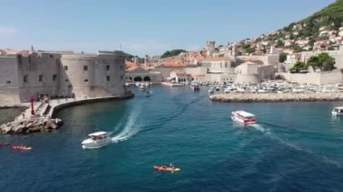 Dubrovnik 'in eski kasabası. Hırvatistan 'ın tarihi Dubrovnik kentinin hava manzarası. Akdeniz 'in ünlü turistik merkezi. Yaz. Adriyatik Denizi kıyısındaki eski liman.