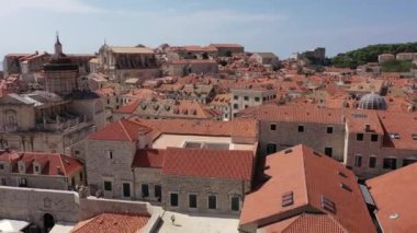 Dubrovnik 'in eski kasabası. Hırvatistan 'ın tarihi Dubrovnik kentinin hava manzarası. Akdeniz 'in ünlü turistik merkezi. Yaz. Adriyatik Denizi kıyısındaki eski liman.