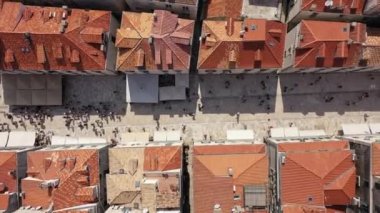 Dubrovnik 'in eski kasabası. Hırvatistan 'ın tarihi Dubrovnik kentinin hava manzarası. Akdeniz 'in ünlü turistik merkezi. Yaz. Adriyatik Denizi kıyısındaki eski liman.