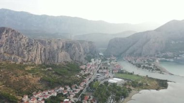 Hırvatistan 'ın eski kasabaları. Yaz tatili. Yatçılık. Cetina Nehri, Engebeli Dağlar boyunca kıvrılarak Omis Kasabası 'ndaki Adriyatik Denizi' ne ulaşır. Havadan. Günaydın.