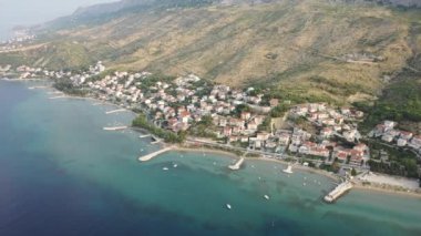 Hırvatistan 'ın eski kasabaları. Yaz tatili. Yatçılık. Cetina Nehri, Engebeli Dağlar boyunca kıvrılarak Omis Kasabası 'ndaki Adriyatik Denizi' ne ulaşır. Havadan. Günaydın.