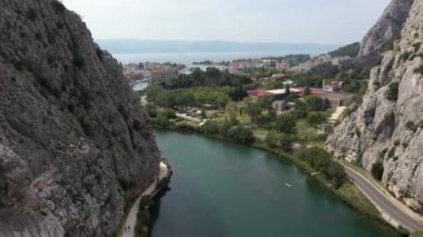 Hırvatistan 'ın eski kasabaları. Yaz tatili. Yatçılık. Cetina Nehri, Engebeli Dağlar boyunca kıvrılarak Omis Kasabası 'ndaki Adriyatik Denizi' ne ulaşır. Havadan. Günaydın.