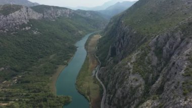 Hırvatistan 'ın eski kasabaları. Yaz tatili. Yatçılık. Cetina Nehri, Engebeli Dağlar boyunca kıvrılarak Omis Kasabası 'ndaki Adriyatik Denizi' ne ulaşır. Havadan. Günaydın.