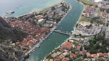 Hırvatistan 'ın eski kasabaları. Yaz tatili. Yatçılık. Cetina Nehri, Engebeli Dağlar boyunca kıvrılarak Omis Kasabası 'ndaki Adriyatik Denizi' ne ulaşır. Havadan. Günaydın.