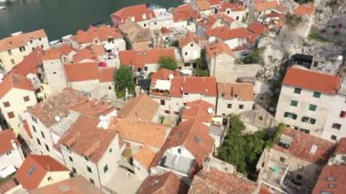 Hırvatistan 'ın eski kasabaları. Yaz tatili. Yatçılık. Cetina Nehri, Engebeli Dağlar boyunca kıvrılarak Omis Kasabası 'ndaki Adriyatik Denizi' ne ulaşır. Havadan. Günaydın.