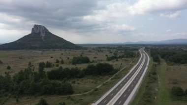 Lika bölgesindeki Zir platosunun havadan görünüşü, Lika-Senj ilçesinde yaz mevsimi..