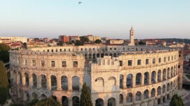 Hırvatistan 'ın Pula kentindeki amfitiyatro, akşam havası. Pula 'nın tarihi merkezi. Roma amfitiyatrosunun kalıntıları. 