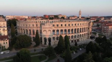 Hırvatistan 'ın Pula kentindeki amfitiyatro, akşam havası. Pula 'nın tarihi merkezi. Roma amfitiyatrosunun kalıntıları. 