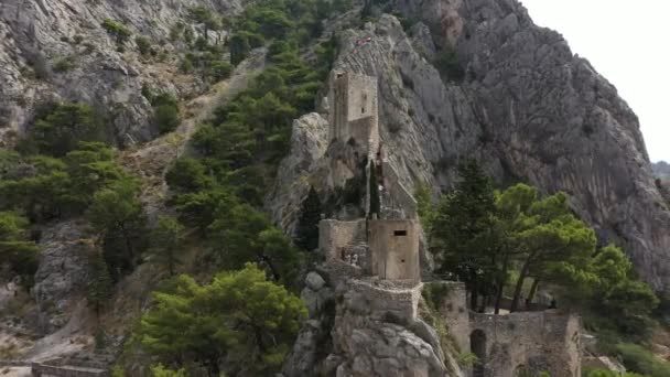 크로아티아의 오래된 요트요 오미스 타운의 아드리아 견고한 협곡을 Cetina 아침에 — 비디오
