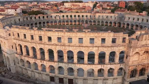 クロアチアのプーラにあるアンフィテア劇場 夜の空中視界 プーラの歴史的中心地 ローマ円形劇場の遺跡 — ストック動画