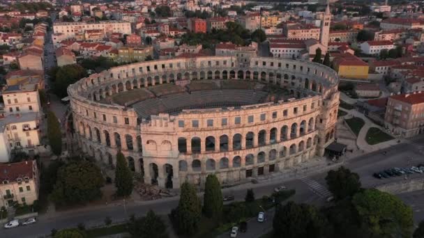クロアチアのプーラにあるアンフィテア劇場 夜の空中視界 プーラの歴史的中心地 ローマ円形劇場の遺跡 — ストック動画
