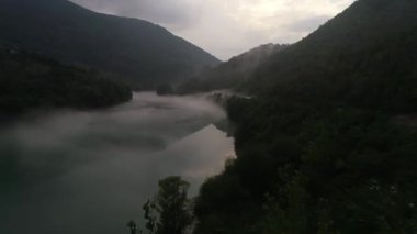 Sırp Bosna-Hersek Cumhuriyeti 'nin Višegrad toplumundaki Orahovci köyü. Drina Nehri. Dağ Manzarası. Havadan. Yaz. 