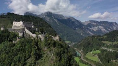 Salzburg 'un Pongau bölgesindeki Hohenwerfen Kalesi. Salzach Vadisi 'nin yüksek zirvesinde Avusturya Alpleri, Avusturya, Avrupa. Ortaçağ kaya kalesi. Havadan. Yaz.