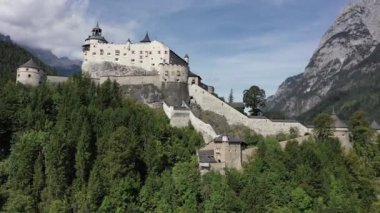 Salzburg 'un Pongau bölgesindeki Hohenwerfen Kalesi. Salzach Vadisi 'nin yüksek zirvesinde Avusturya Alpleri, Avusturya, Avrupa. Ortaçağ kaya kalesi. Havadan. Yaz.