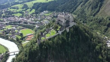 Salzburg 'un Pongau bölgesindeki Hohenwerfen Kalesi. Salzach Vadisi 'nin yüksek zirvesinde Avusturya Alpleri, Avusturya, Avrupa. Ortaçağ kaya kalesi. Havadan. Yaz.