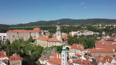 Cesky Krumlov, Çek Cumhuriyeti. Tarihsel Krumlov ve Vltava nehri üzerinde havadan yapılan bir arama. Yaz. Eski kasaba.. 