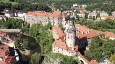 Cesky Krumlov, Çek Cumhuriyeti. Tarihsel Krumlov ve Vltava nehri üzerinde havadan yapılan bir arama. Yaz. Eski kasaba.. 