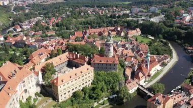 Cesky Krumlov, Çek Cumhuriyeti. Tarihsel Krumlov ve Vltava nehri üzerinde havadan yapılan bir arama. Yaz. Eski kasaba.. 