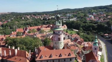 Cesky Krumlov, Çek Cumhuriyeti. Tarihsel Krumlov ve Vltava nehri üzerinde havadan yapılan bir arama. Yaz. Eski kasaba.. 