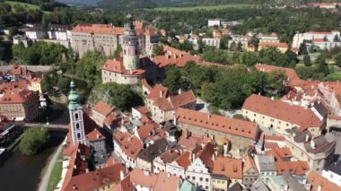 Cesky Krumlov, Çek Cumhuriyeti. Tarihsel Krumlov ve Vltava nehri üzerinde havadan yapılan bir arama. Yaz. Eski kasaba.. 