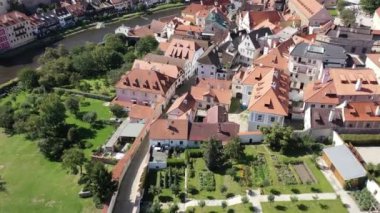 Cesky Krumlov, Çek Cumhuriyeti. Tarihsel Krumlov ve Vltava nehri üzerinde havadan yapılan bir arama. Yaz. Eski kasaba.. 