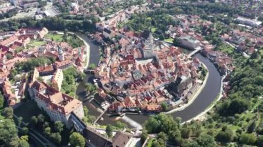 Cesky Krumlov, Çek Cumhuriyeti. Tarihsel Krumlov ve Vltava nehri üzerinde havadan yapılan bir arama. Yaz. Eski kasaba.. 