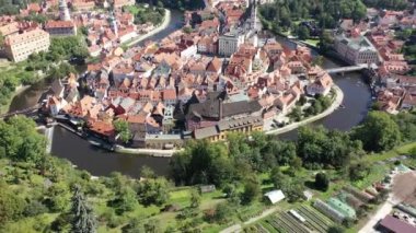 Cesky Krumlov, Çek Cumhuriyeti. Tarihsel Krumlov ve Vltava nehri üzerinde havadan yapılan bir arama. Yaz. Eski kasaba.. 