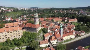 Cesky Krumlov, Çek Cumhuriyeti. Tarihsel Krumlov ve Vltava nehri üzerinde havadan yapılan bir arama. Yaz. Eski kasaba.. 