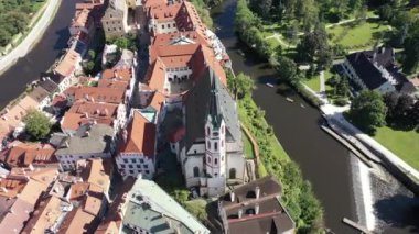 Cesky Krumlov, Çek Cumhuriyeti. Tarihsel Krumlov ve Vltava nehri üzerinde havadan yapılan bir arama. Yaz. Eski kasaba.. 