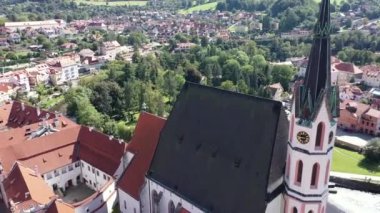 Cesky Krumlov, Çek Cumhuriyeti. Tarihsel Krumlov ve Vltava nehri üzerinde havadan yapılan bir arama. Yaz. Eski kasaba.. 