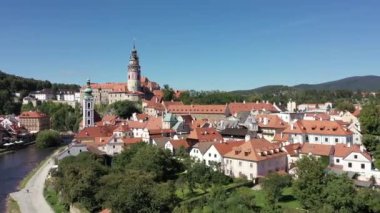 Cesky Krumlov, Çek Cumhuriyeti. Tarihsel Krumlov ve Vltava nehri üzerinde havadan yapılan bir arama. Yaz. Eski kasaba.. 