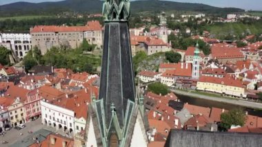 Cesky Krumlov, Çek Cumhuriyeti. Tarihsel Krumlov ve Vltava nehri üzerinde havadan yapılan bir arama. Yaz. Eski kasaba.. 