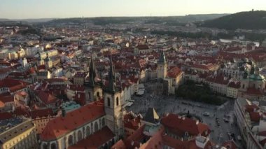 Prag Eski Şehir Meydanı üzerinde güneşli hava aracı manzarası. Çek Cumhuriyeti. Yaz. Gün batımı. Turist kasabası. Şehir hayatı.