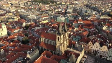 Prag Eski Şehir Meydanı üzerinde güneşli hava aracı manzarası. Çek Cumhuriyeti. Yaz. Gün batımı. Turist kasabası. Şehir hayatı.