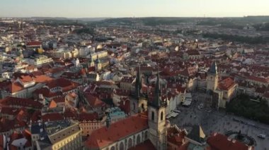 Prag Eski Şehir Meydanı üzerinde güneşli hava aracı manzarası. Çek Cumhuriyeti. Yaz. Gün batımı. Turist kasabası. Şehir hayatı.
