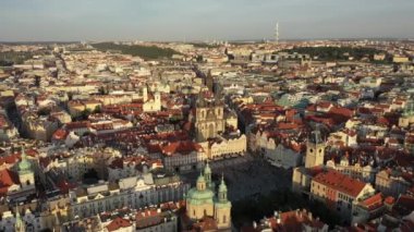 Prag Eski Şehir Meydanı üzerinde güneşli hava aracı manzarası. Çek Cumhuriyeti. Yaz. Gün batımı. Turist kasabası. Şehir hayatı.