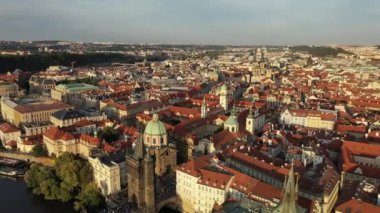 Prag Eski Şehir Meydanı üzerinde güneşli hava aracı manzarası. Çek Cumhuriyeti. Yaz. Gün batımı. Turist kasabası. Şehir hayatı.