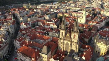 Prag Eski Şehir Meydanı üzerinde güneşli hava aracı manzarası. Çek Cumhuriyeti. Yaz. Gün batımı. Turist kasabası. Şehir hayatı.