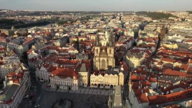 Prag Eski Şehir Meydanı üzerinde güneşli hava aracı manzarası. Çek Cumhuriyeti. Yaz. Gün batımı. Turist kasabası. Şehir hayatı.