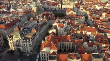 Prag Eski Şehir Meydanı üzerinde güneşli hava aracı manzarası. Çek Cumhuriyeti. Yaz. Gün batımı. Turist kasabası. Şehir hayatı.