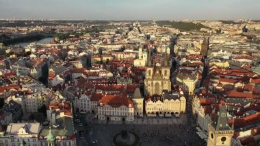Prag Eski Şehir Meydanı üzerinde güneşli hava aracı manzarası. Çek Cumhuriyeti. Yaz. Gün batımı. Turist kasabası. Şehir hayatı.