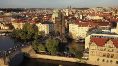 Prag Eski Şehir Meydanı üzerinde güneşli hava aracı manzarası. Çek Cumhuriyeti. Yaz. Gün batımı. Turist kasabası. Şehir hayatı.