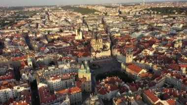 Prag Eski Şehir Meydanı üzerinde güneşli hava aracı manzarası. Çek Cumhuriyeti. Yaz. Gün batımı. Turist kasabası. Şehir hayatı.