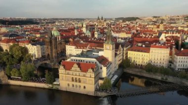 Prag Eski Şehir Meydanı üzerinde güneşli hava aracı manzarası. Çek Cumhuriyeti. Yaz. Gün batımı. Turist kasabası. Şehir hayatı.