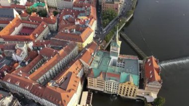 Prag Eski Şehir Meydanı üzerinde güneşli hava aracı manzarası. Çek Cumhuriyeti. Yaz. Gün batımı. Turist kasabası. Şehir hayatı.