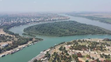 Sırbistan 'ın Belgrad kentinin Zemun kentinden Büyük Savaş Adası ve Tuna Nehri' nin havadan görünüşü görülüyor. Yaz. 