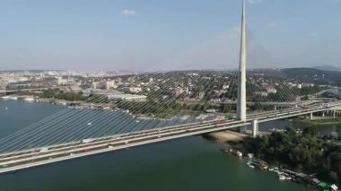 Sırbistan 'ın başkenti Belgrad' daki Sava nehri üzerindeki Ada Köprüsü 'nün havadan görüntüsü. Yaz